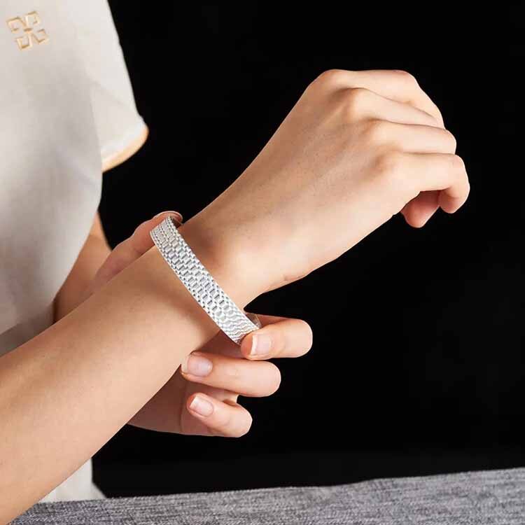 佩戴银手镯的好处与禁忌