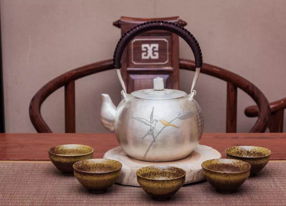 在银壶中，遇见最美的茶生活，遇见更好的自己！