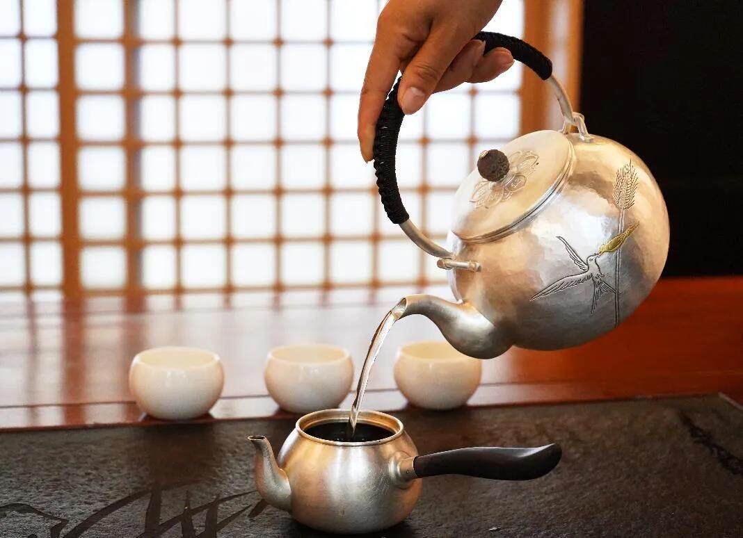 银壶泡茶，养生之“宝”！光是这5个好处，绝对让你心服口服！